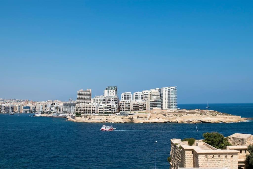 Vallettastay - Harbor View Gem -Sea View 2 Bed Apt Bagian luar foto