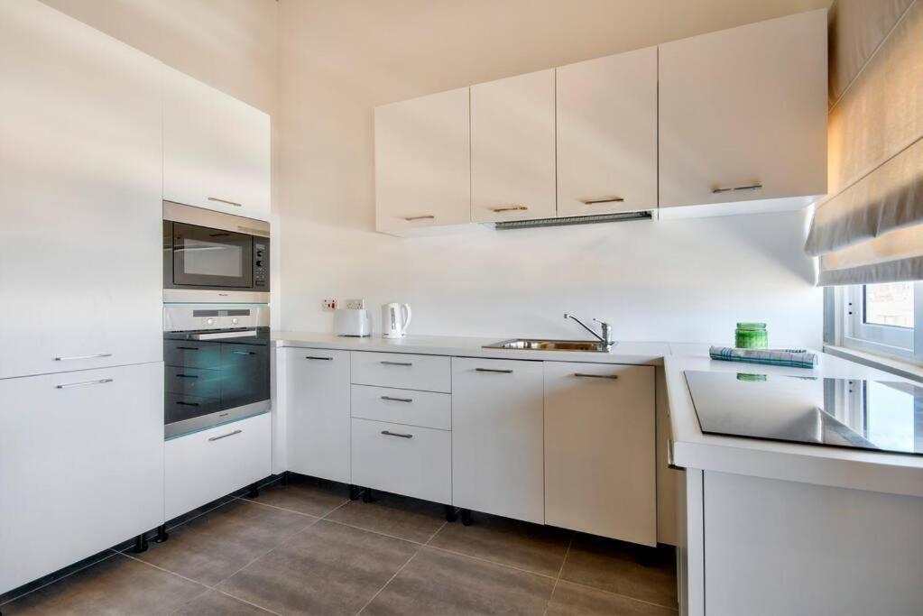 Vallettastay - Harbor View Gem -Sea View 2 Bed Apt Bagian luar foto