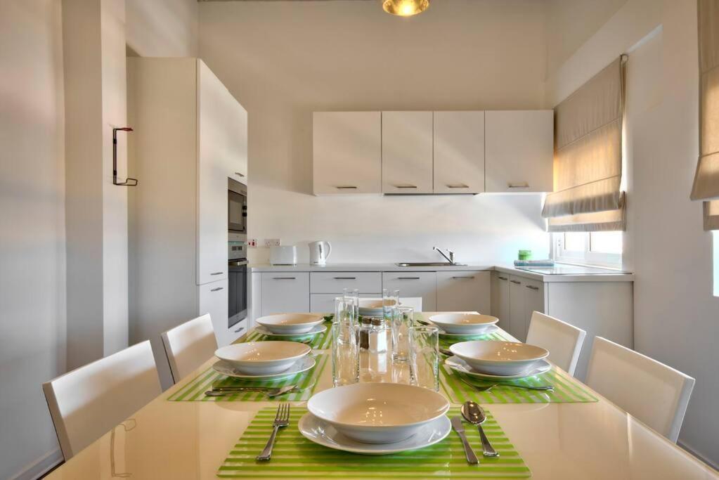 Vallettastay - Harbor View Gem -Sea View 2 Bed Apt Bagian luar foto