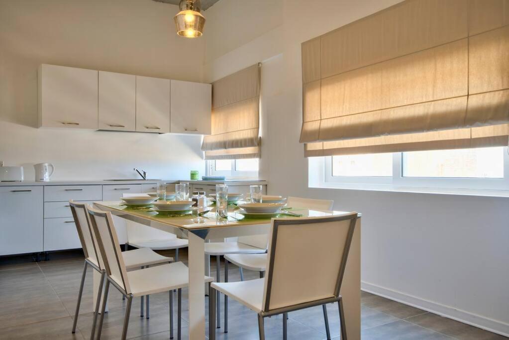 Vallettastay - Harbor View Gem -Sea View 2 Bed Apt Bagian luar foto