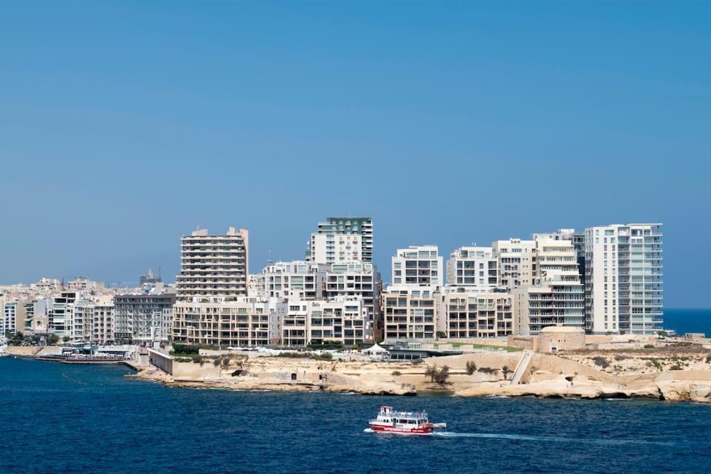 Vallettastay - Harbor View Gem -Sea View 2 Bed Apt Bagian luar foto